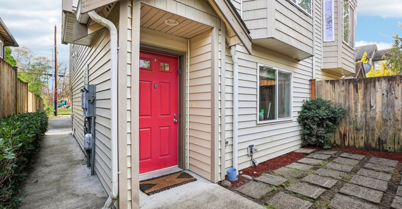 Convenient & Peaceful Licton Springs Living!